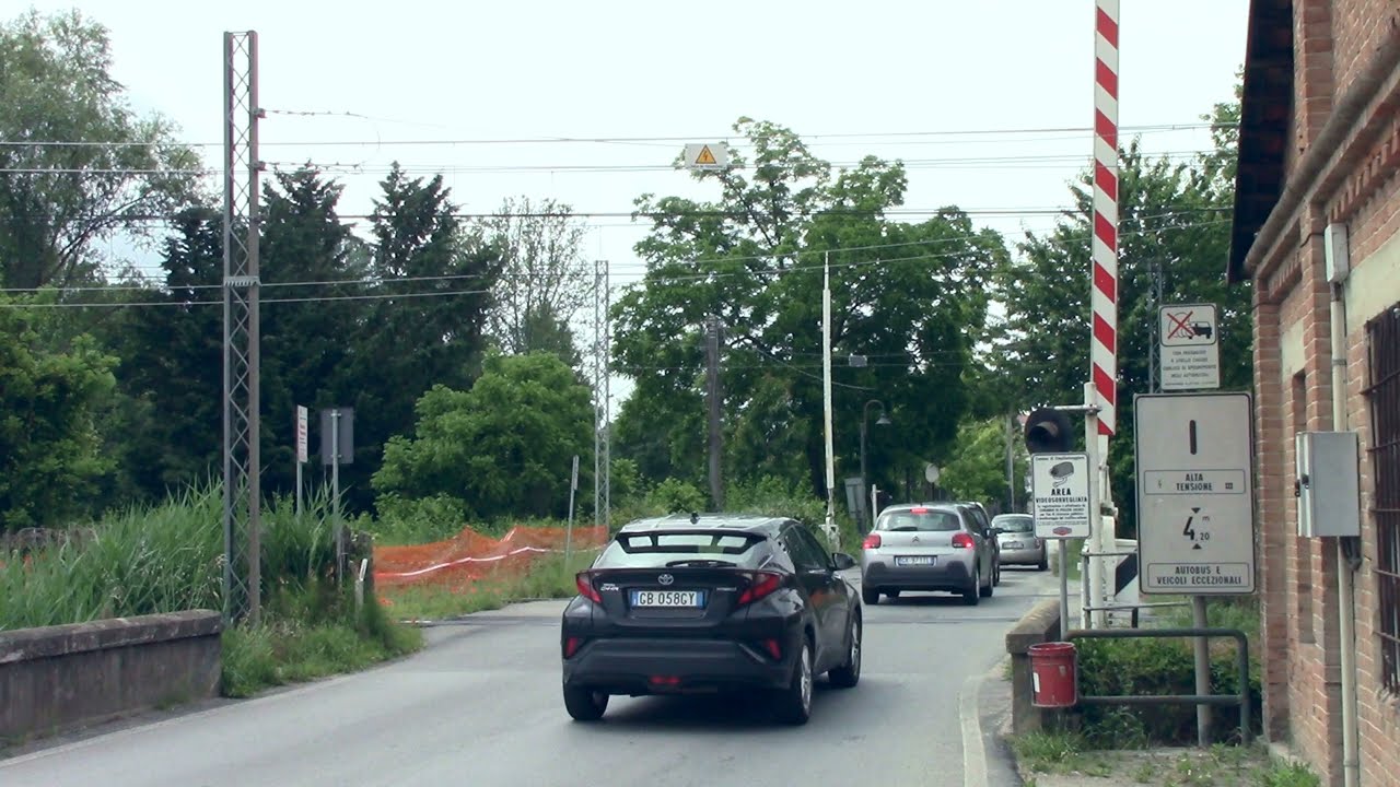 Cavallermaggiore (I) Passaggio a Livello // Level crossing //