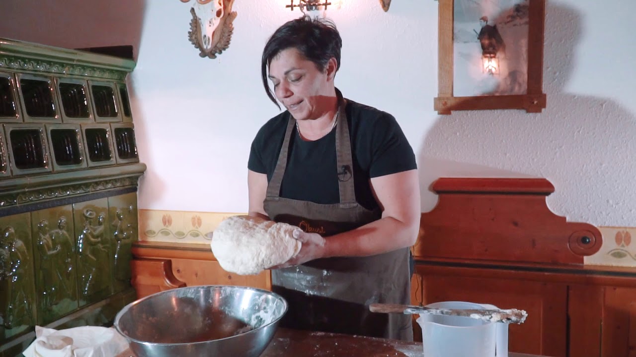 Peka kruha v krušni peči, gostišče Tulipan Lesce