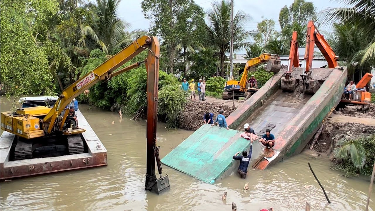 Tiếp tục Bốn xe cuốc phối hợp giải cứu phà xe cuốc chìm lên