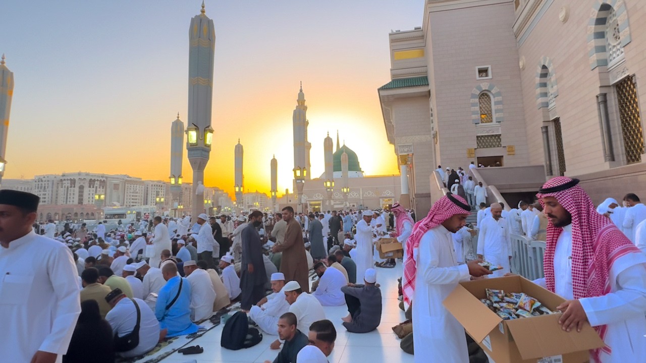 The Most Peaceful Iftar in the World – Masjid Nabawi, Madinah | Ramadan Special