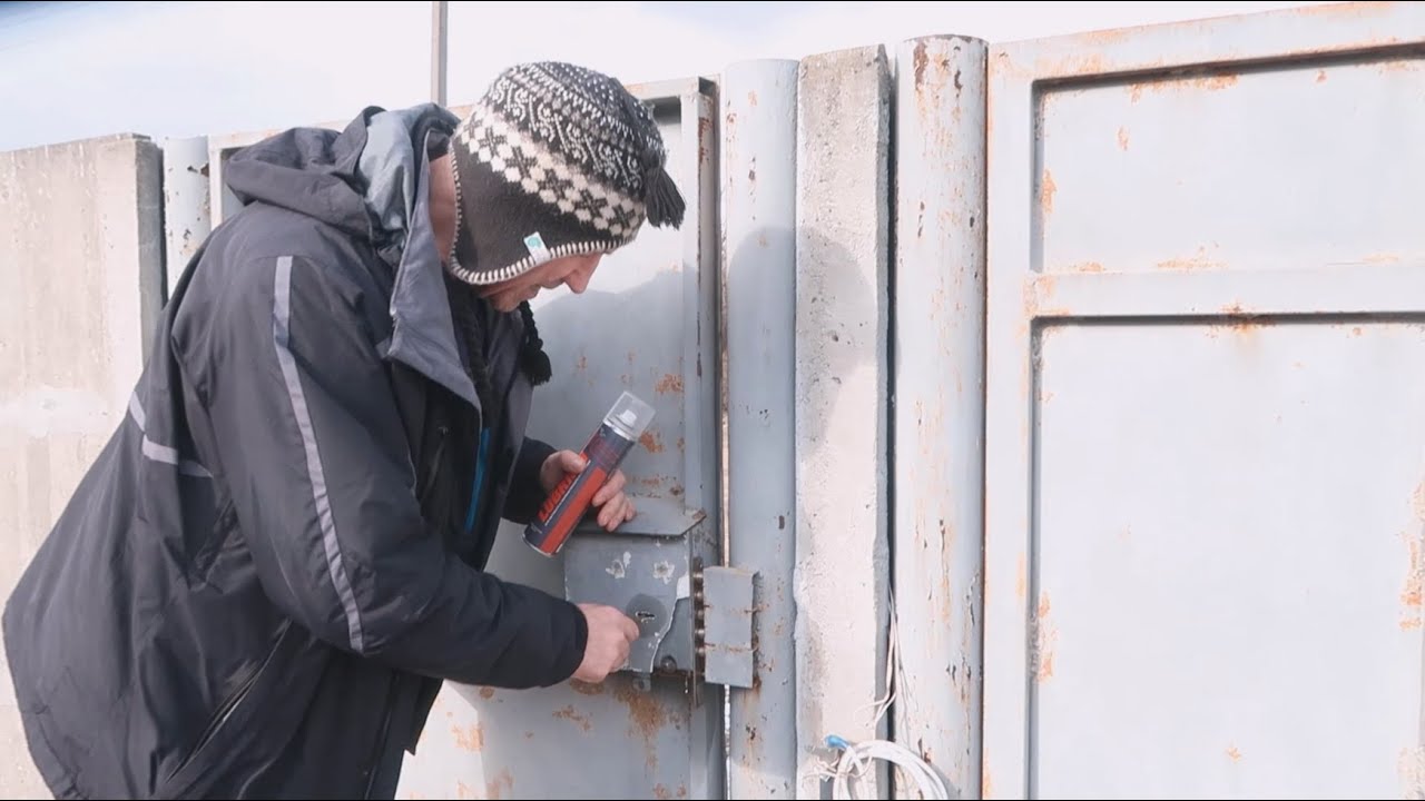 Вот что нужно делать если заклинил замок, это должен знать каждый!