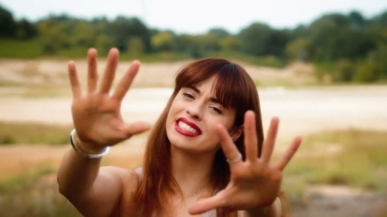 Cecilia Larosa - Fermati Un Istante (Official Video)
