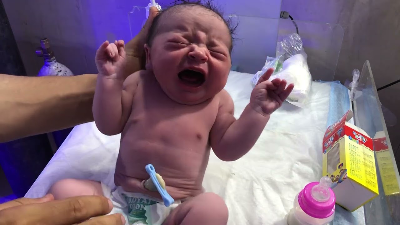Cute Newborn Baby First Bottle Feeding | Safe Techniques for the First Bottle Feed After Birth 👶🍼