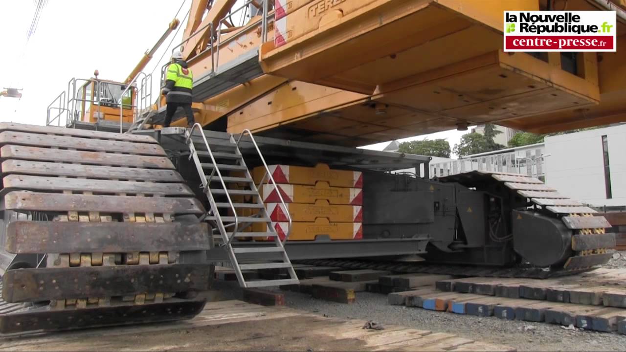 Installation de la grue qui va déposer la passerelle des Roc