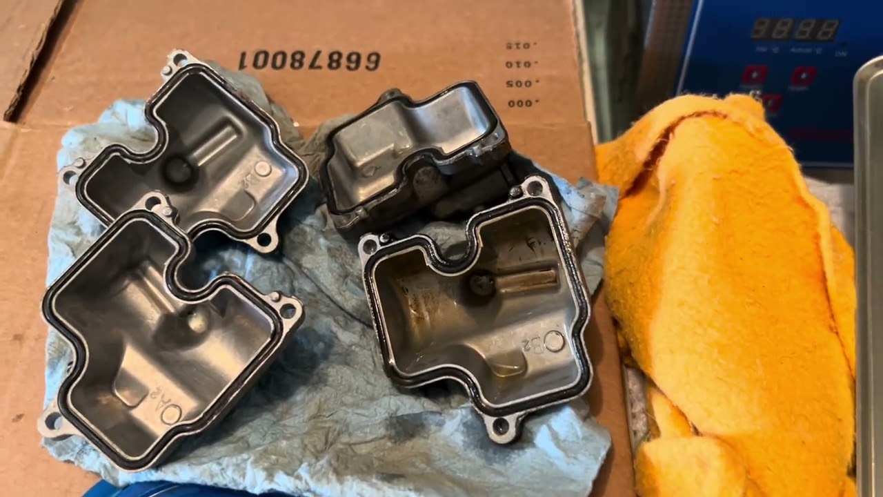 Часть 2: Очистка карбюратора с левой стороны мотоцикла Honda Magna 750 VF750C 3-го поколения (199...