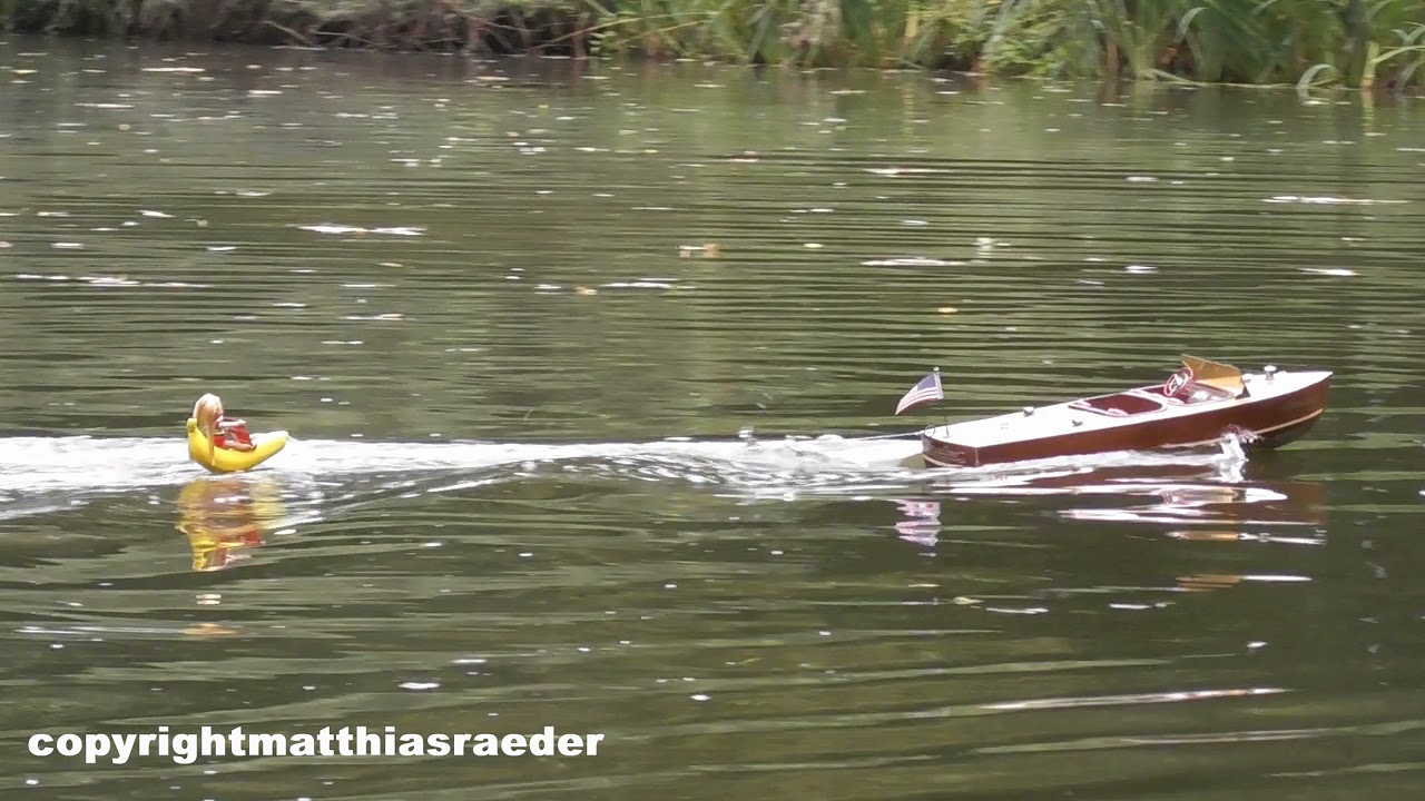 Kyosho Streamliner mit Mädchen auf Wasserbanane. / Kyosho Streamliner with girls on water banans.