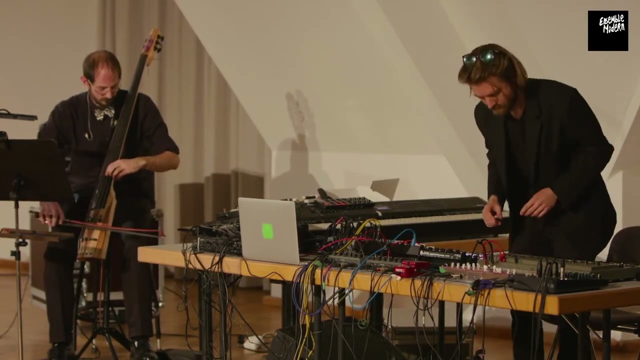 Paul Frick & Ensemble Modern - Schwelle 7 (extract)