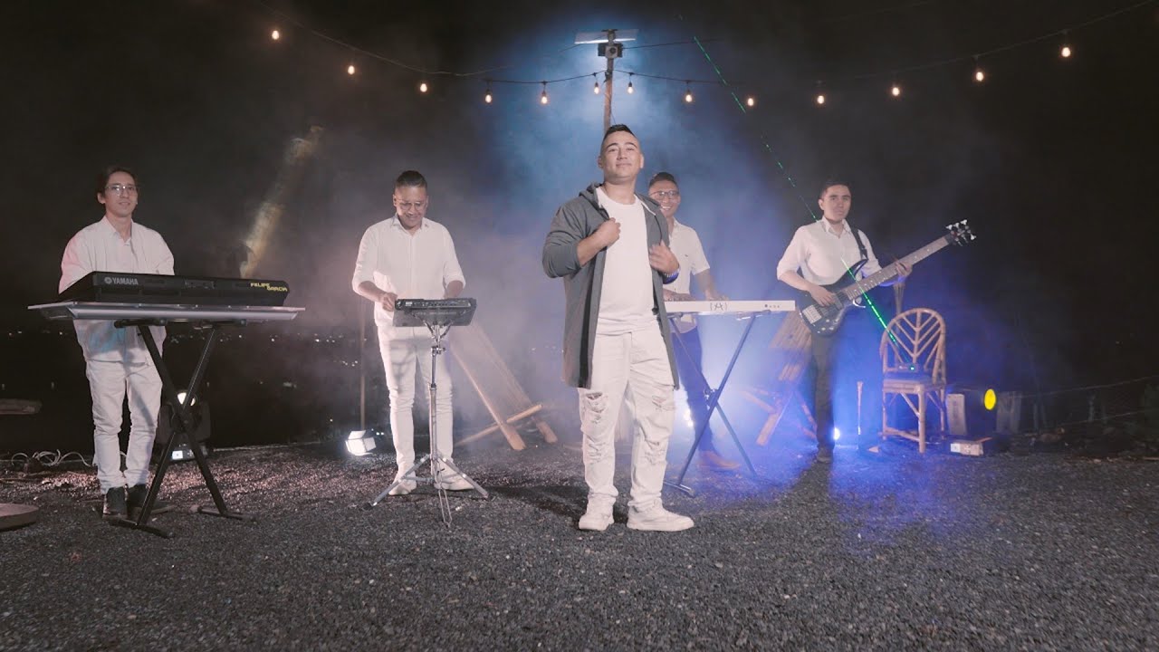 El Combo De La Noche - Estoy pensando en ti  (video oficial)