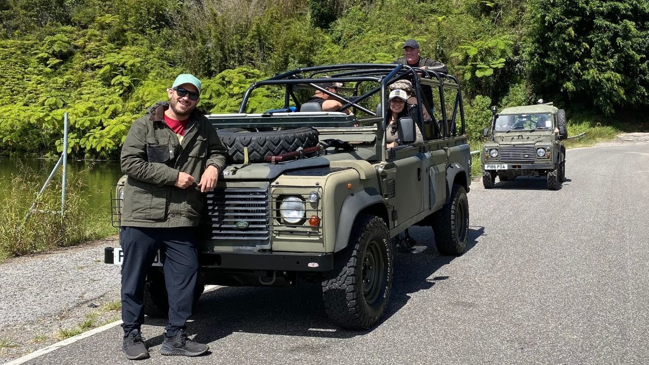 Un ride por Adjuntas PR en una Land Rover Defender Militar