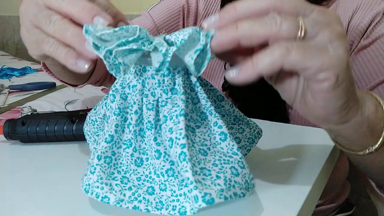 bonequinha com pote de requeijão.