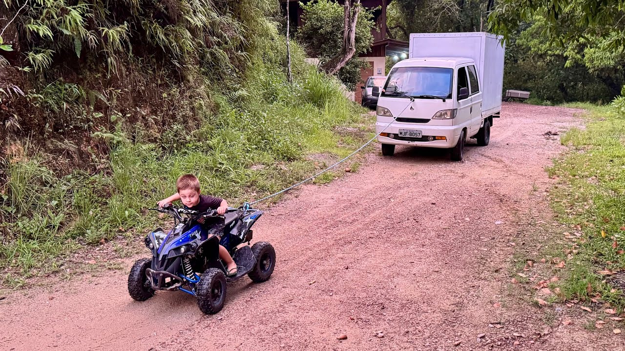 O NENEM TENTOU PUXAR O CAMINHÃOZINHO COM O MINI QUADRICICLO DELE. 