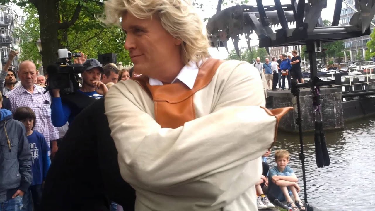Hans Klok met de 'Jaws of Death' boven de Amstel