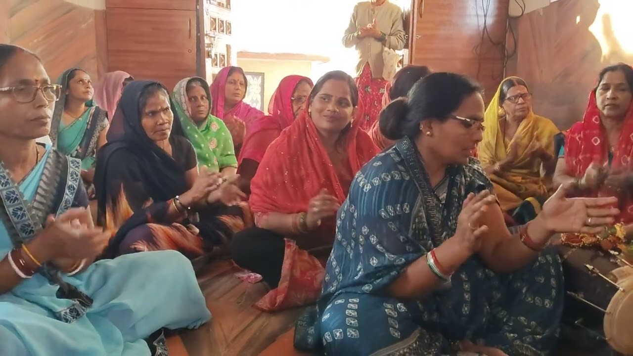 Mandir ke aaju baju Dole Gajanand humse Na bole