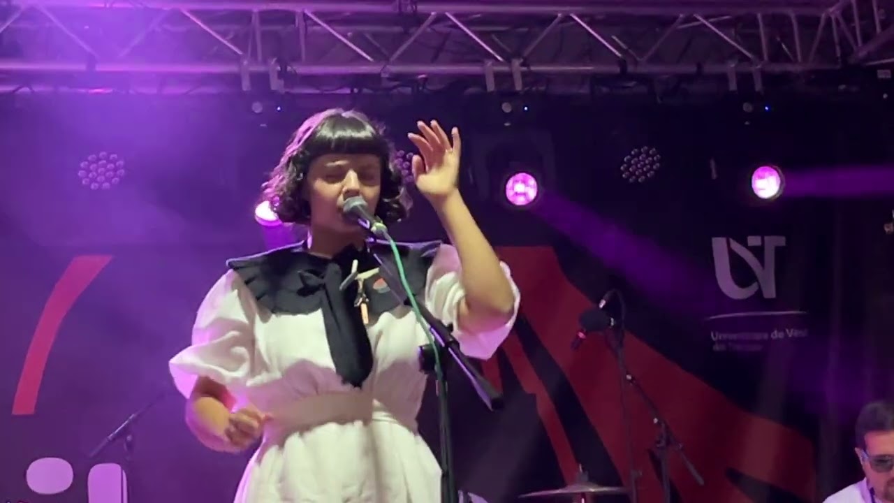 Andra Andriuca live Cat de firesc, Univibes