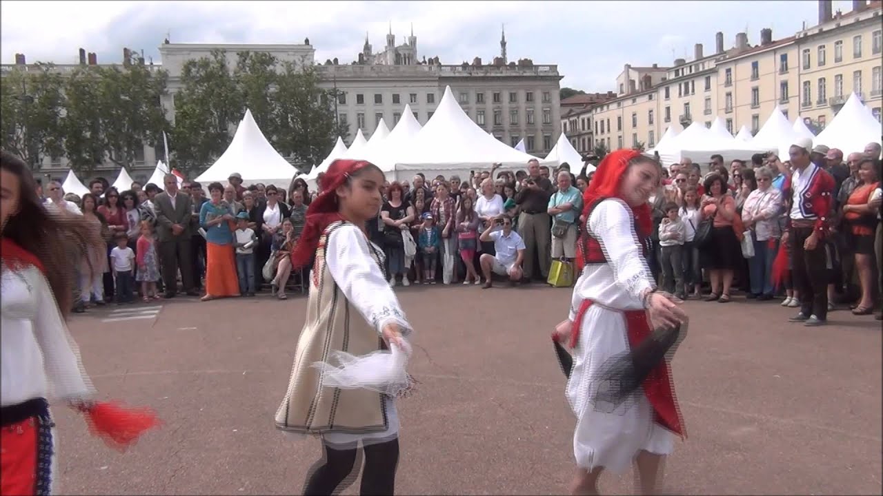 Ansambli Gëzuar, Valle me motive Tropojane në Lyon