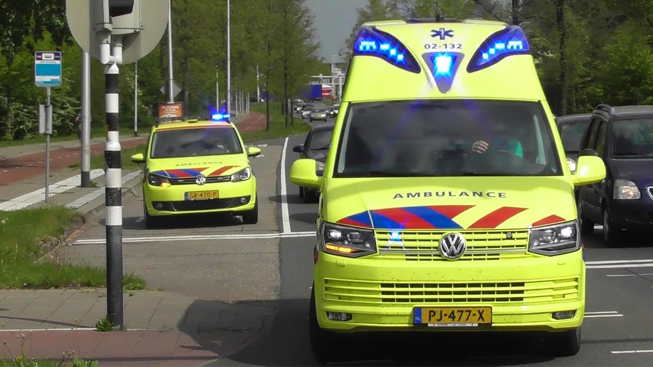 Ambulance, Rapid Responder en Waddenheli MEDIC01 met spoed bij het MLC Leeuwarden