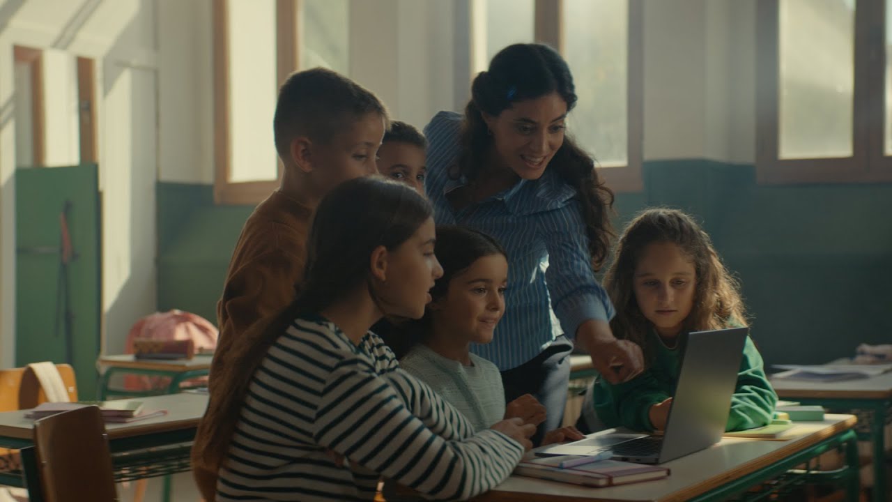 COSMOTE TELEKOM | &Phi;έ&rho;&nu;&omicron;&upsilon;&mu;&epsilon; &sigma;&epsilon; ό&lambda;&alpha; &tau;&alpha; &delta;&upsilon;&sigma;&pi;&rho;ό&sigma;&iota;&tau;&alpha; &sigma;&chi;&omicron;&lambda;&epsilon;ί&alpha; &tau;&eta;&sigmaf; &chi;ώ&rho;&alpha;&sigmaf; &mu;&iota;&alpha; &nu;έ&alpha; &epsilon;&pi;&omicron;&chi;ή &sigma;&upsilon;&nu;&delta;&epsilon;&sigma;&iota;&mu;ό&tau;&eta;&tau;&alpha;&sigmaf;