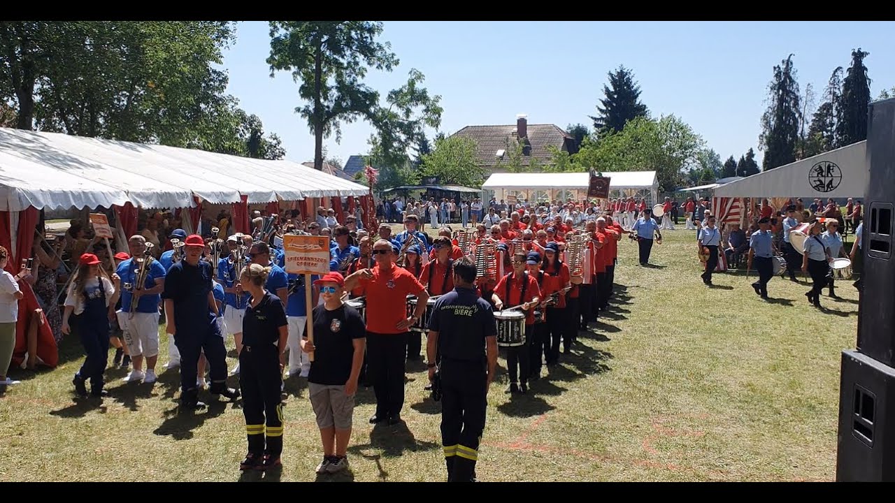 Einmarsch der Musikzüge zum 5. Kreismusiktreffen in Biere