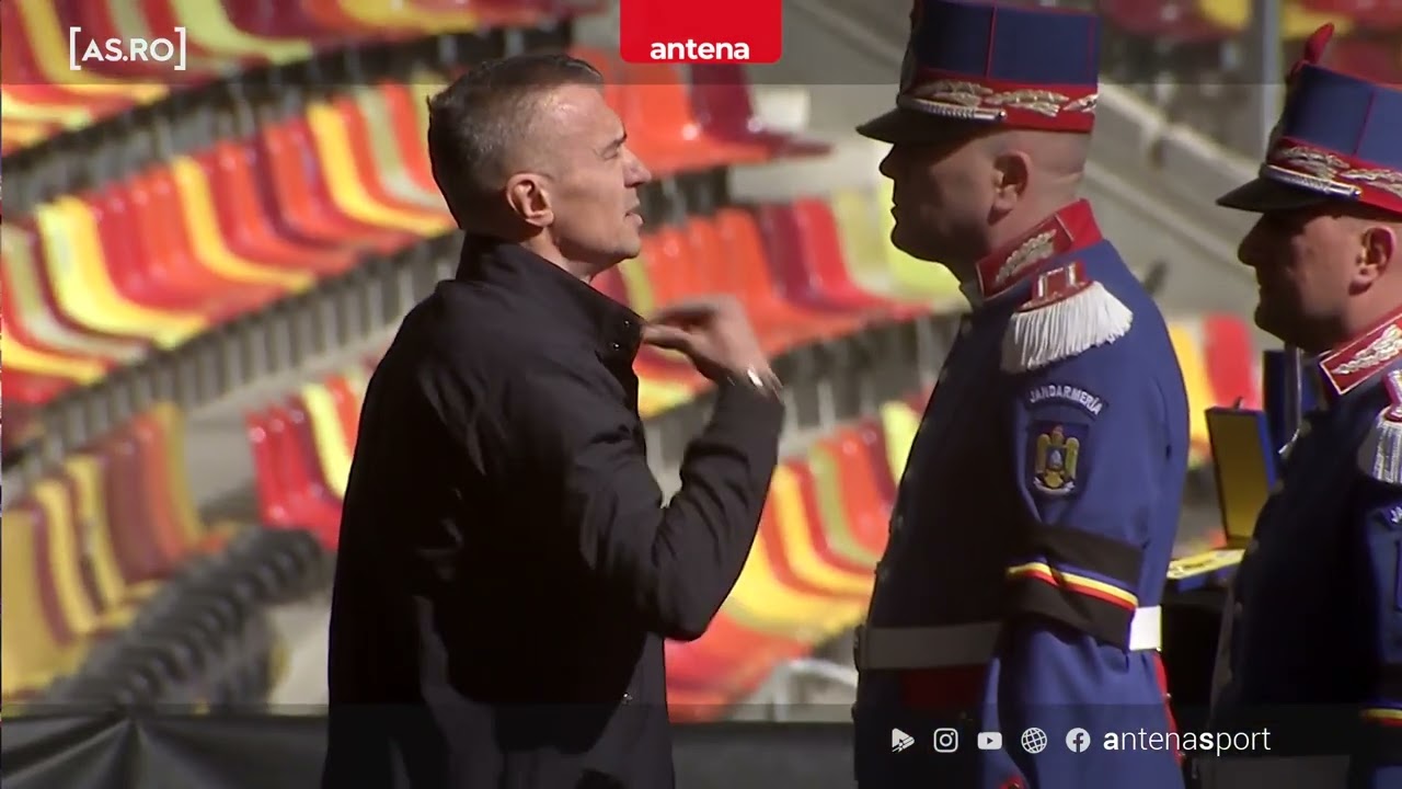 Daniel Pancu, &icirc;n genunchi l&acirc;ngă sicriul lui Mircea Lucescu. Imagini copleşitoare pe Arena Naţională