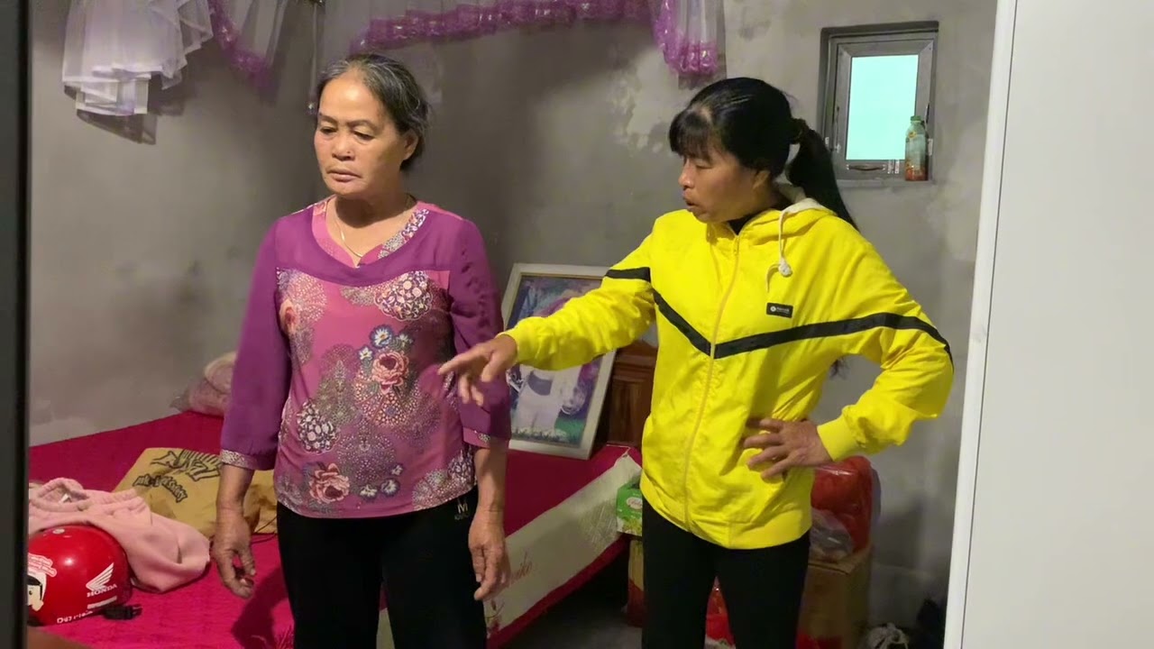 Mụ Phượng nghe tin bà quyển có tiền liền sang nịnh nọt thì bị đuổi thẳng của 