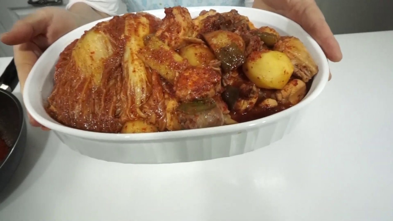 #김치찜닭 #찜닭          칼칼한 김치를 넣고 만든 밥도둑 김치찜닭입니다 [상어이모.SANGEOIMO]