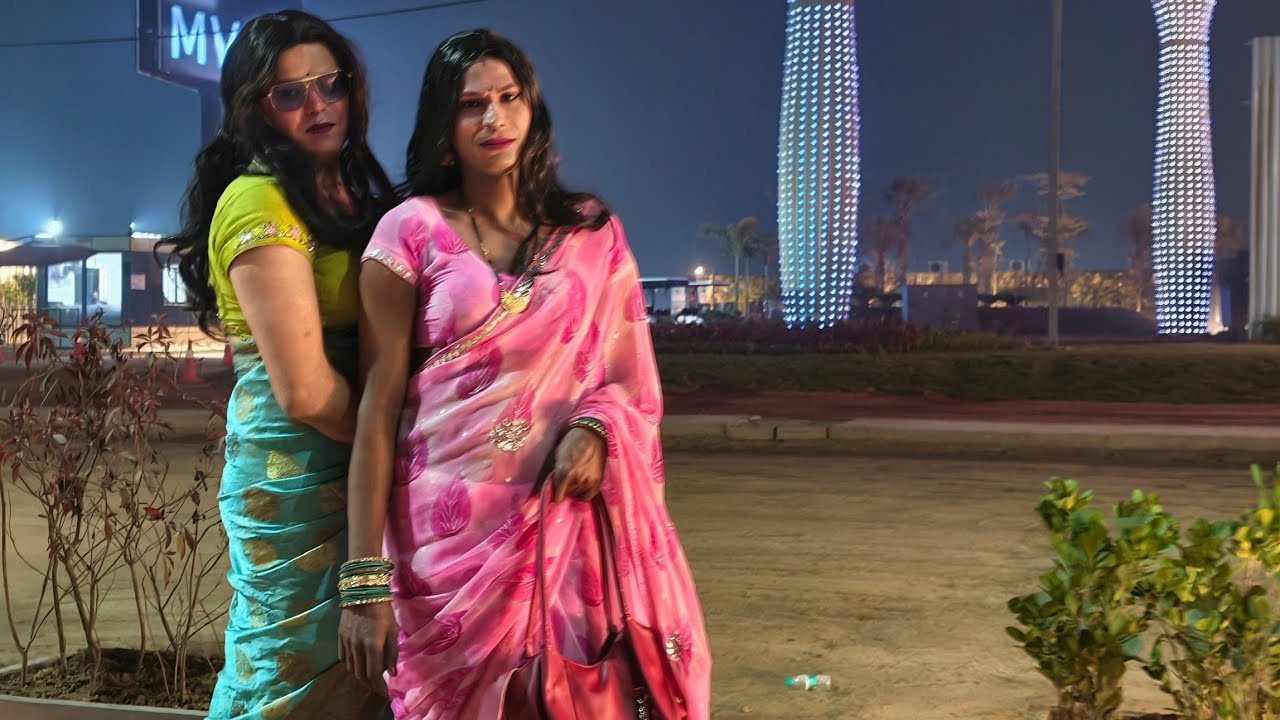 Male to female getup transformation अपनी दोस्त नेहा के साथ बाहर घूमते हुए 