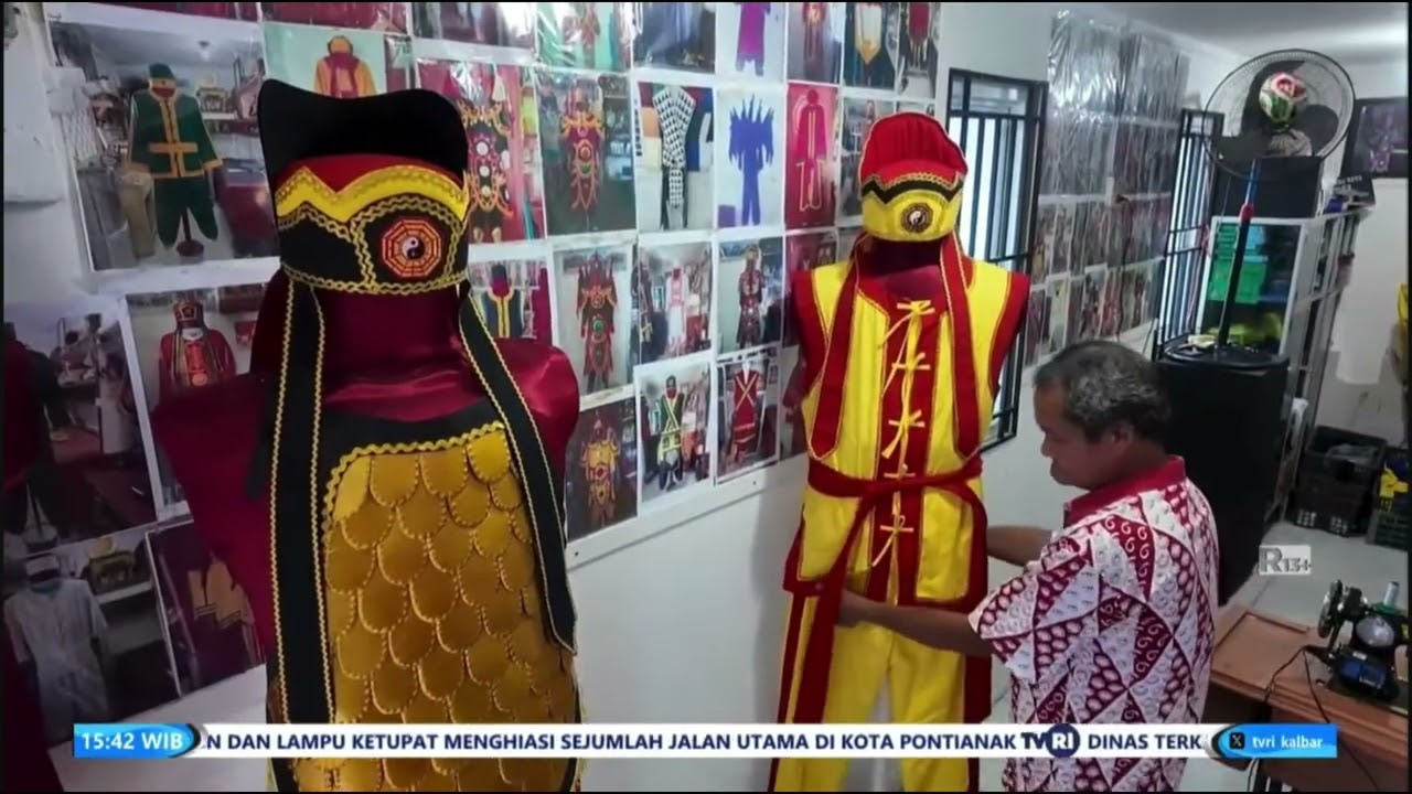 MAESTRO BUSANA TATUNG MERAWAT TRADISI LEWAT MENJAHIT