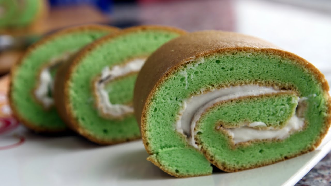 PANDAN ROLL CAKE - Bánh cuộn lá dứa | Helen's Recipes
