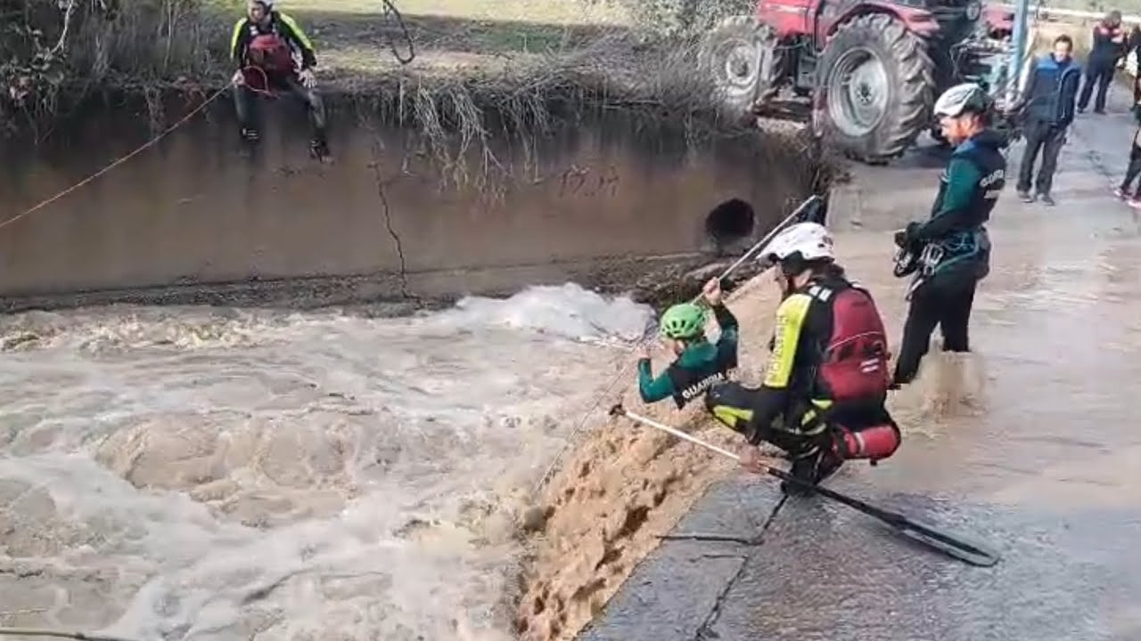 Buscan un motorista de Zujaira arrastrado por la corriente al intentar cruzar un arroyo en Íllora