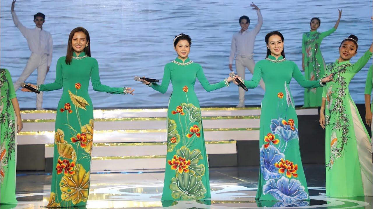 Mùa Xuân Đầu Tiên Mắt Ngọc