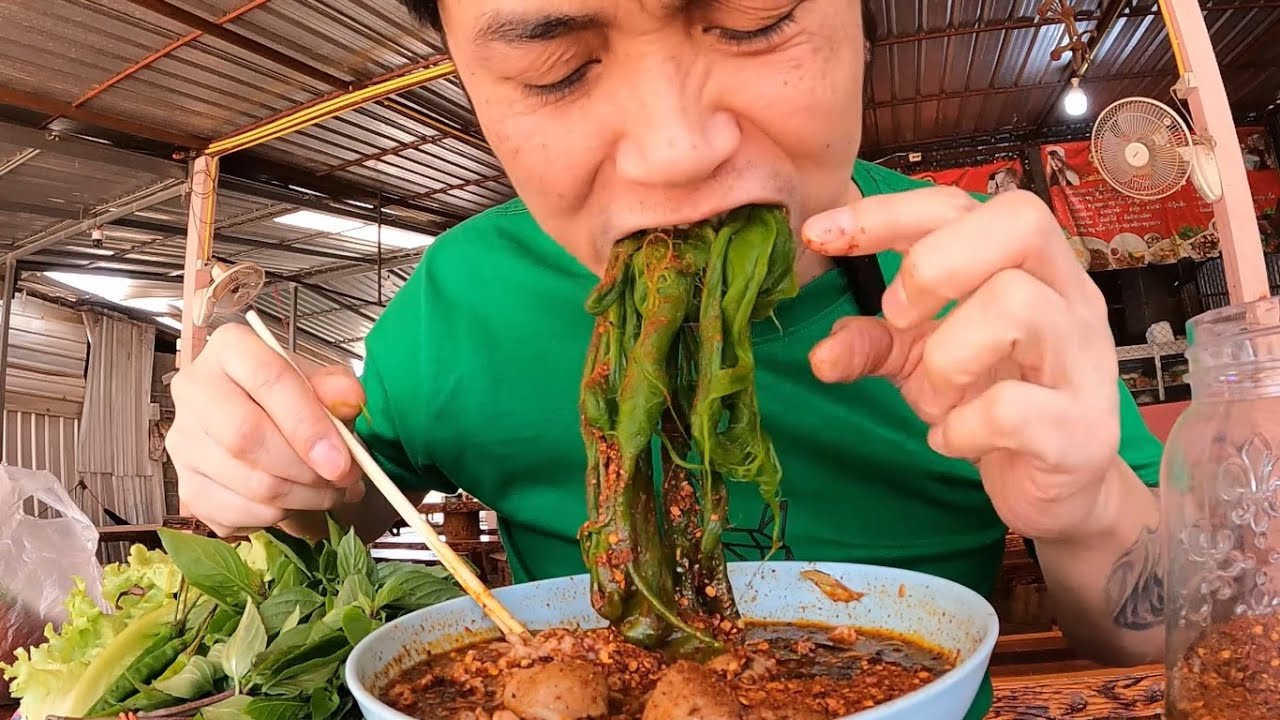 กินก๋วยเตี๋ยว หน้าโรงงานน้ำตาล