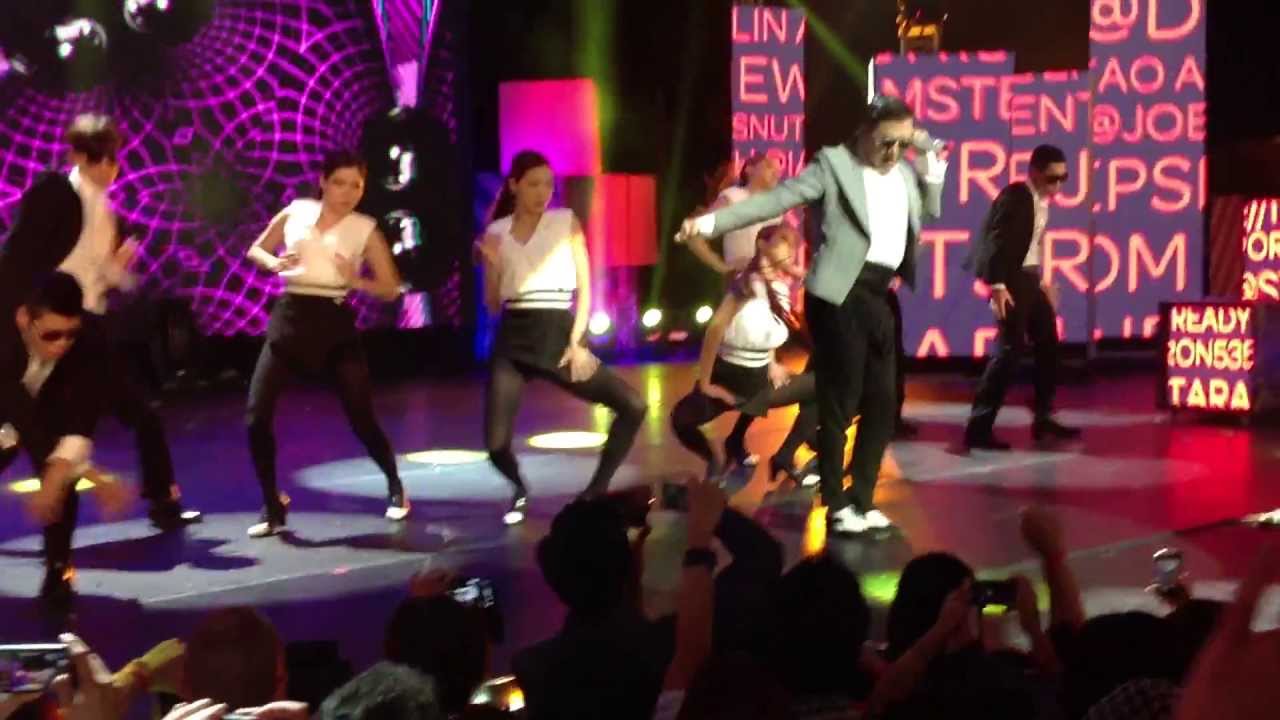 PSY performing live! Social Star Awards