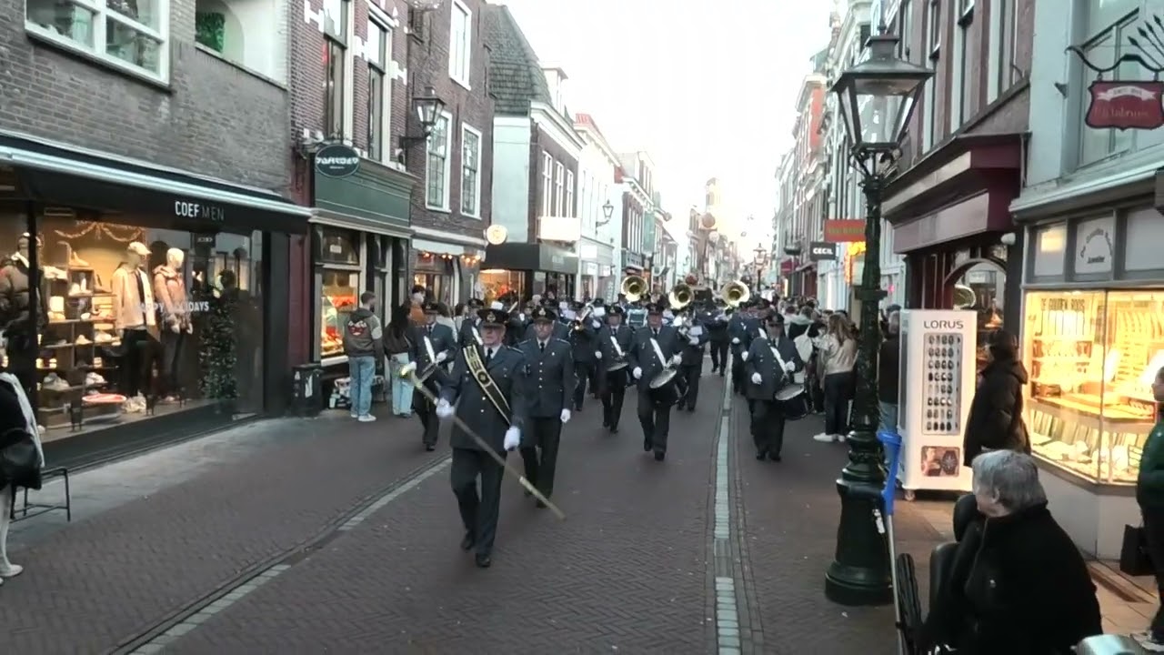 Vrijwillige Drumfanfare Koninklijke Luchtmacht door Leiden tijdens Christmas Parade 2025