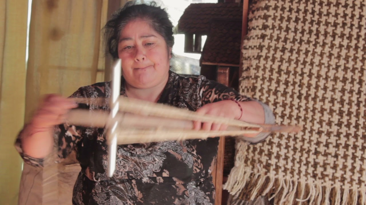 Oficios Ancestrales de Queilen, Chiloe - Artesana en Lana y Cesteria(Junquillo) Carmen Maripani