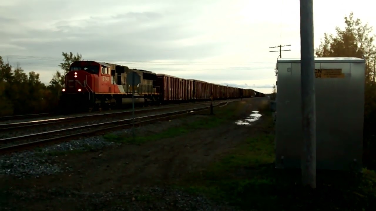 CN #402 shunting in Rivière-Du-Loup on october 10th 2015.