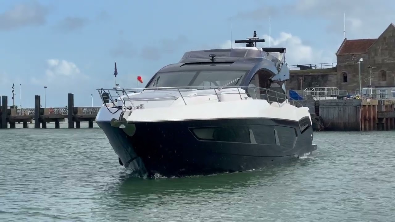 Sunseeker: Predator 74 (Yarmouth Harbour berthing)