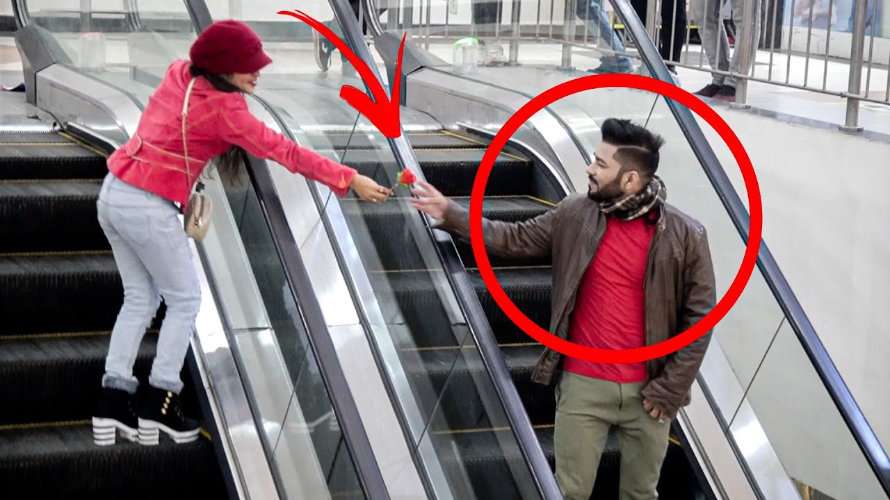 GIVING ROSE 🌹 ON ESCALATOR 😍 || KHUSHI PANDEY
