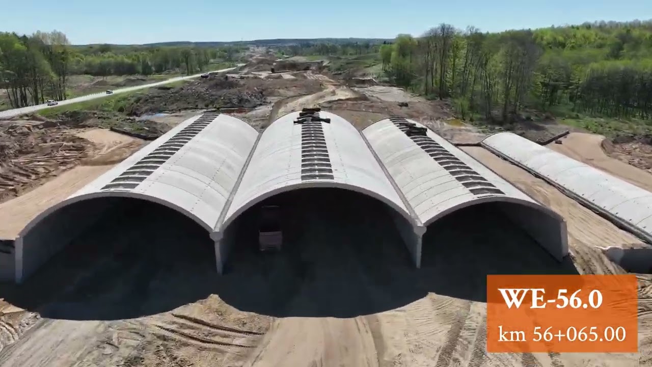 Film z powietrza. Budowa drogi ekspresowej S11 Bobolice – Szczecinek. Postęp prac, kwiecień 2025.