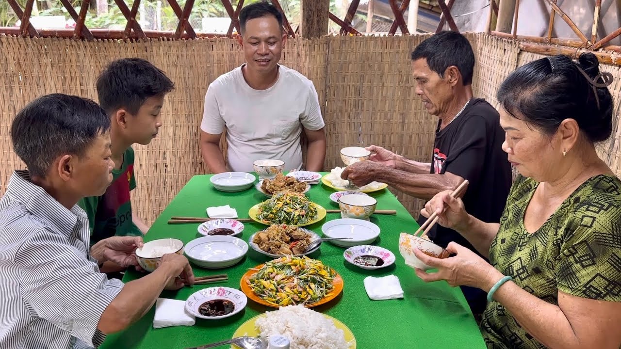 Gỏi Tép Bông Điên Điển Vui Mừng Gia Đình Nhận Được Quà Lớn Từ Chị Mady Ở Mỹ Gởi Tặng / at6n