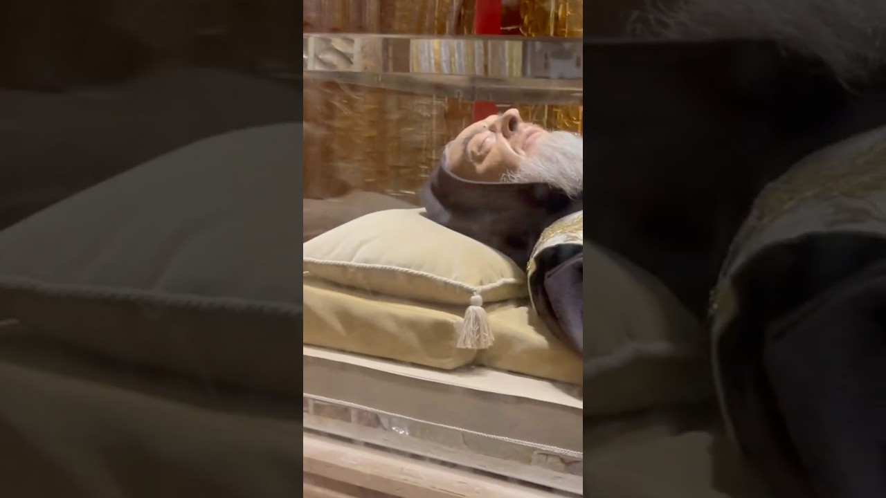 The exhumed remains of Saint Padre Pio at San Giovanni Rotondo, Italy. 🇮🇹