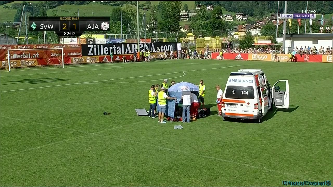 Video, Abdelhak Nouri collassa in campo nella partita tra Ajax e Werder Brema: è grave in ospedale