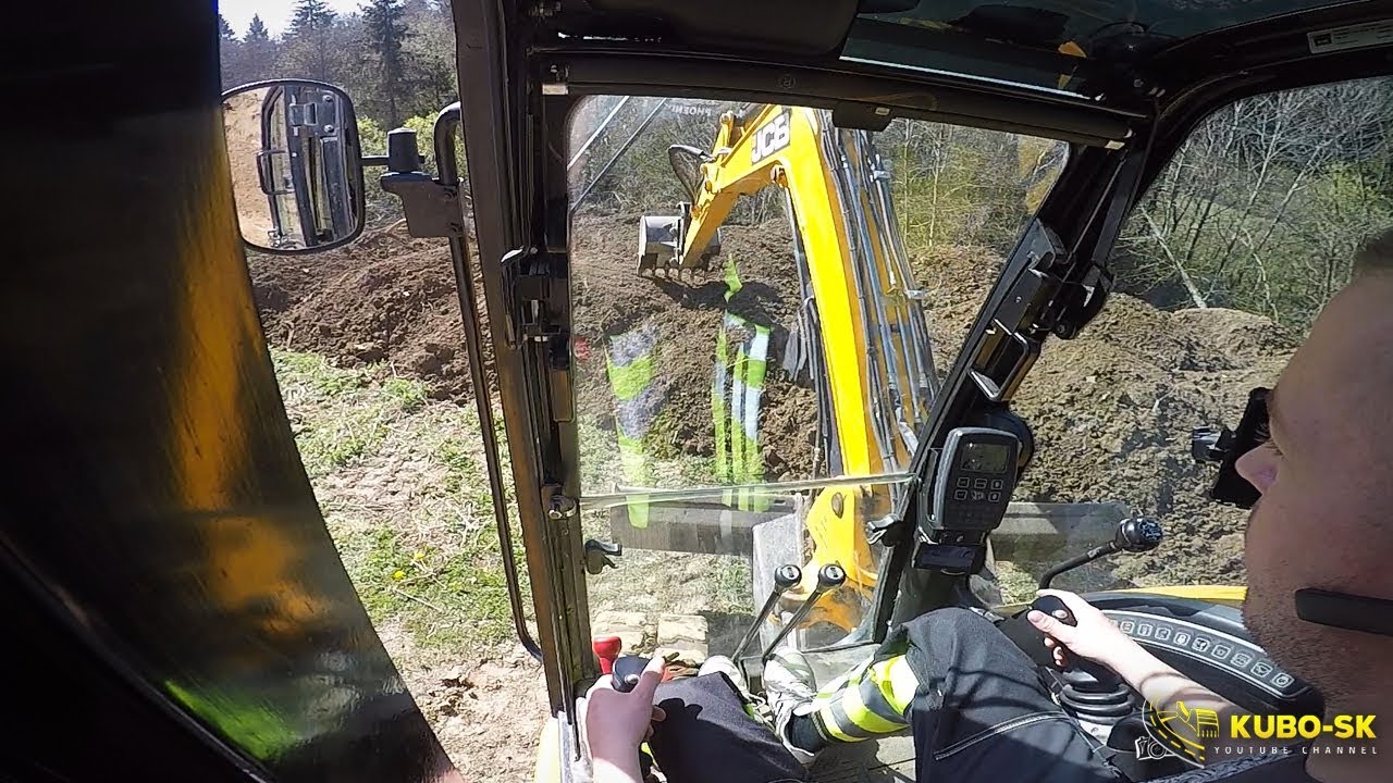 Rozhŕňanie skládky | JCB 8085 midi excavator | Cab view