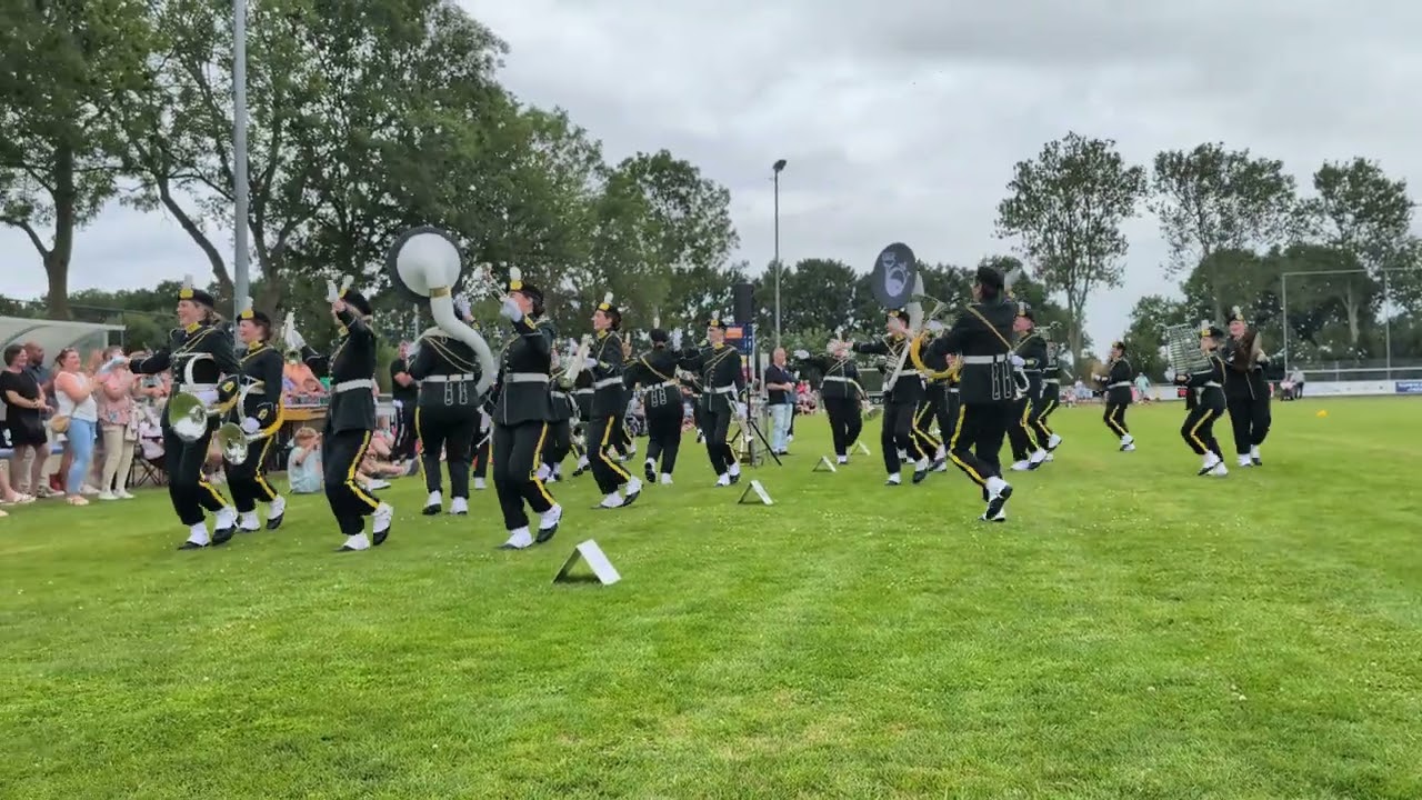 Tijdens de finale een serenade Showband Urk voor de jubilaris muziekvereniging SDG .