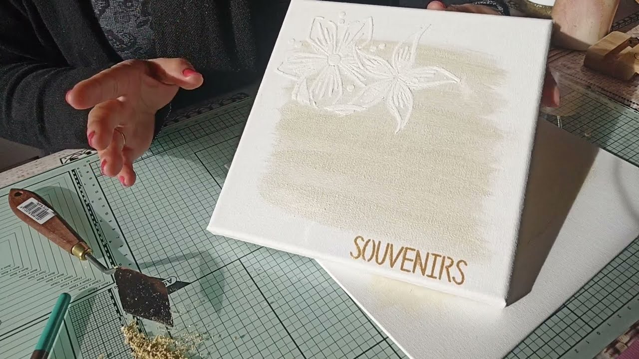 Tuto toile Action, technique pâte Minc et paillettes et mousses Nuvo sèches