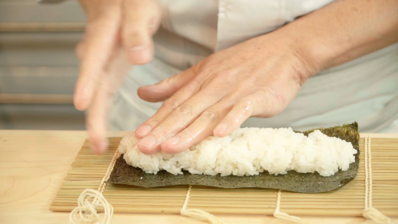 A perfect guide (vol.1) : How to make California roll with tobiko