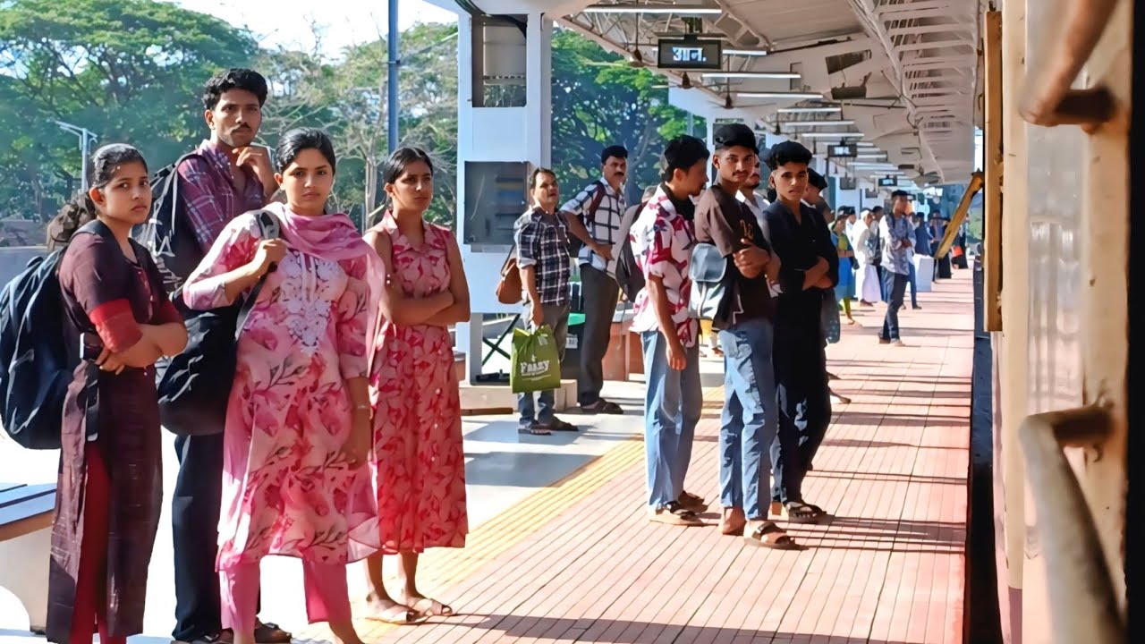 Mangaluru Trivandrum Ernad Express Arriving at Kasaragod railway station