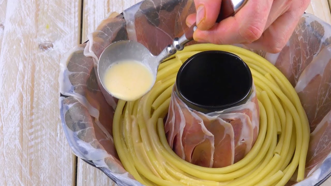 Llena un molde de horno con jamón. ¡Esto va a estar delicioso!