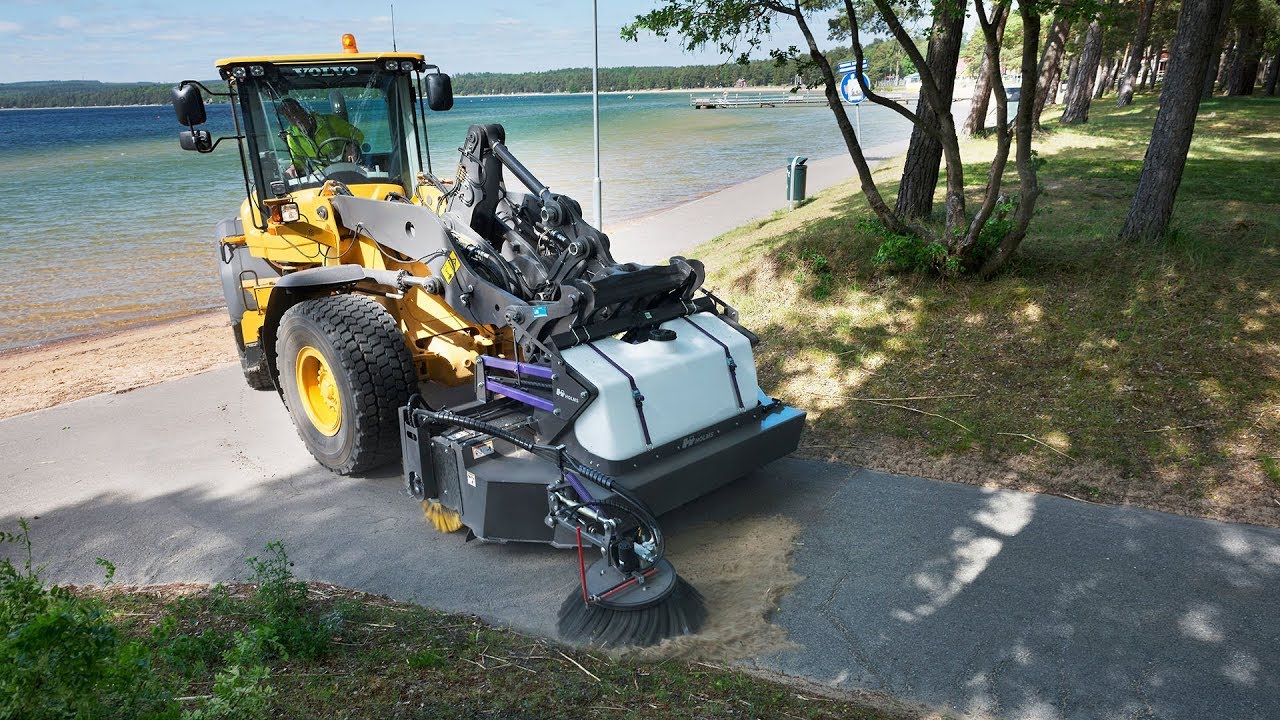 Holms 300, a pickup sweeper from Holms