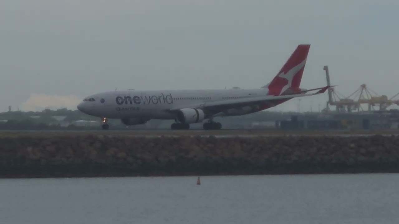 Qantas A330 Oneworld landing at Sydney Airport