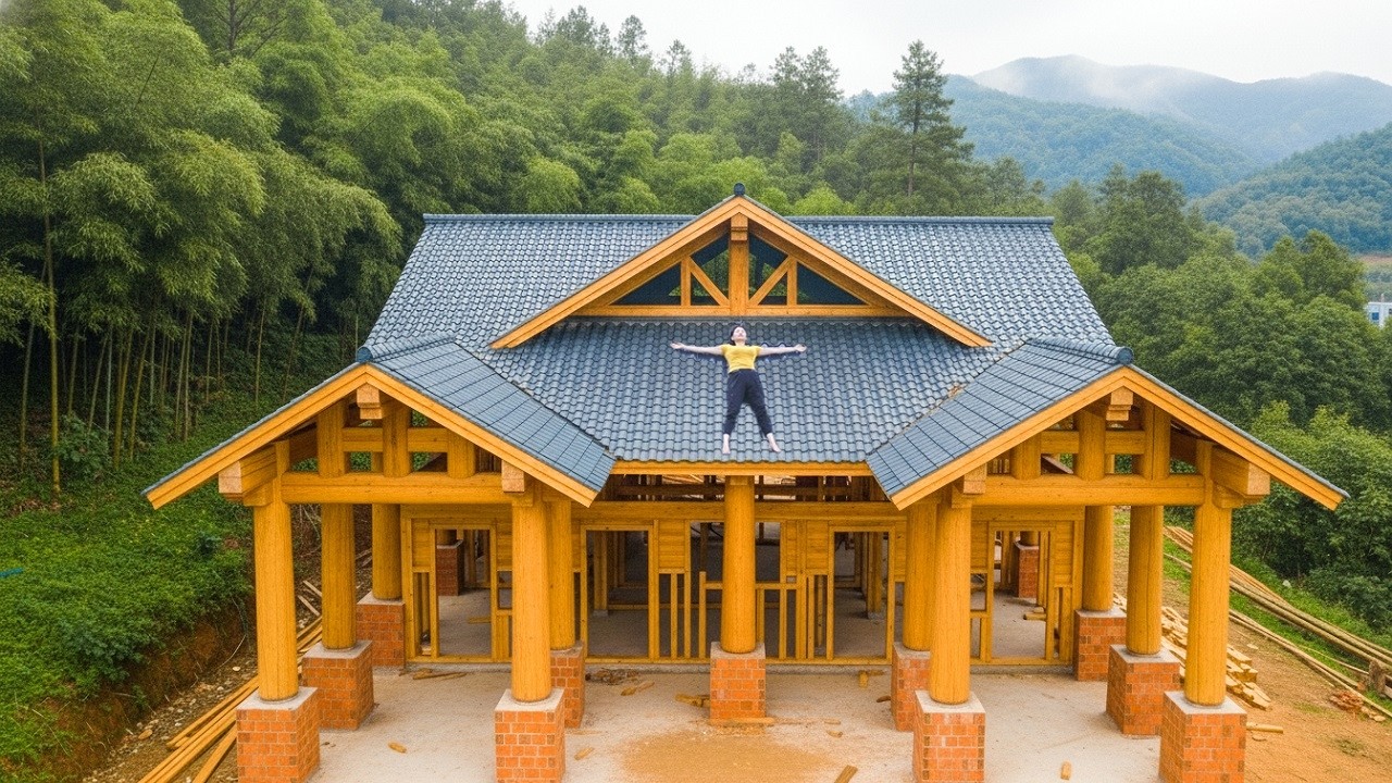 A young mother secretly built a wooden house on the hillside, with the roof and frame completed.